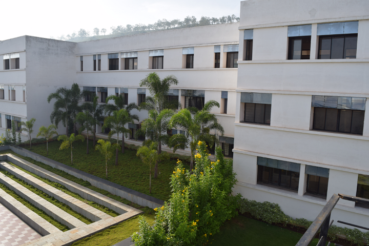 https://cache.careers360.mobi/media/colleges/social-media/media-gallery/5244/2019/2/23/Campus View of KLE College of Engineering and Technology Chikodi_Campus-View.png